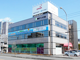 東和アークス社屋（水上太陽光の看板）