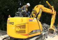 重機に給油するドライバー