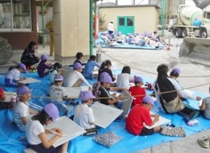 新宿小学生写生会の様子2-300x218