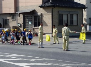 伊奈工場交通安全活動の様子