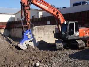 小割り機が廃材の小割り・異物を取り除いている