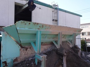 ホッパー（廃材投入口）