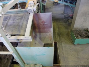 掃き掃除された工場内部