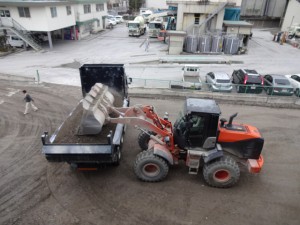 タイヤショベルが製品を積み込んでいる