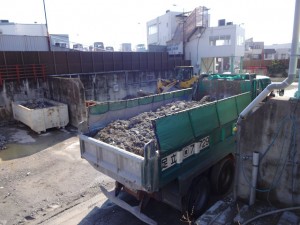 廃材を積んだ車両