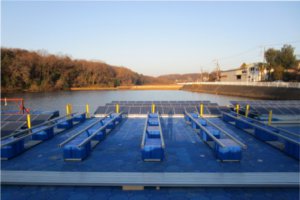 フロートの上に鋼材を固定