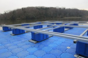 フロートの上で鋼材を固定し1ユニットを形成