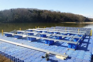 池の上でパネルを固定する架台設置