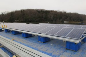 架台にパネルを取り付ける