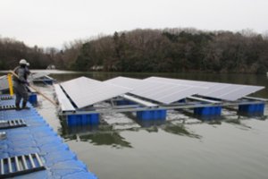 作業台からローラーの補助で池の上に移動する