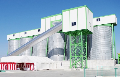 新東松山生コンクリート工場の骨材サイロ