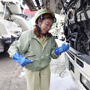 ミキサー車の点検をするドライバー