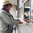 伝票を受け取るミキサー車ドライバー