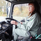 ミキサー車で配達するドライバー