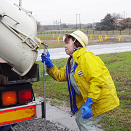 ミキサー車を洗うドライバー