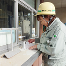 伝票を提出するドライバー