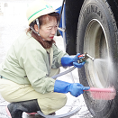 ミキサー車を洗うドライバー