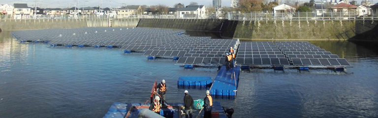 フロート式水上太陽光発電システムのユニット連結完了