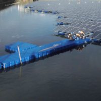 桟橋を組み立てる作業員