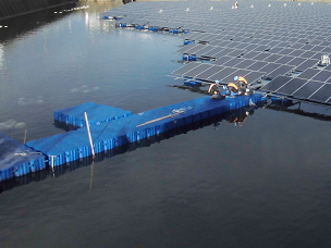 桟橋を組み立てる作業員