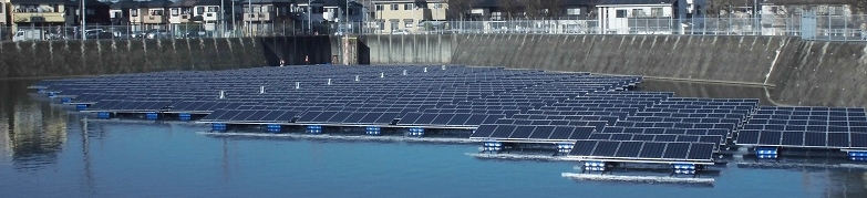 ユニットの連結がほぼ完了したフロート式水上太陽光発電システム