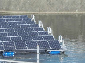 PCS（パワーコンディショナー）の取付が完了したフロート式水上太陽光発電システム