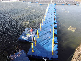 水上の太陽光パネルと陸をつなぐ桟橋が完成