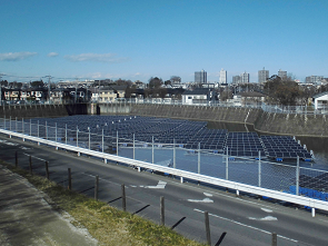 これからユニットとアンカーを係留するフロート式水上太陽光発電システム