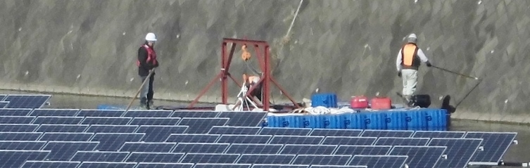 ユニットとアンカーを仮係留しているフロート式水上太陽光発電システム
