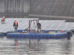 水上太陽光発電システムのユニットを水上で連結