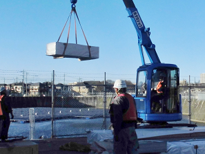 水上作業台に荷下ろしするクレーン