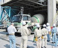 生コンクリート工場見学会でミキサー車の説明を受ける参加者様