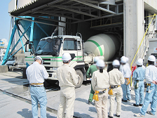 生コンクリート工場見学会でミキサー車の説明を受ける参加者様
