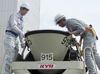 生コンクリート工場見学会でミキサー車のドラム内をのぞく参加者様