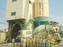 生コンクリート工場見学会で記念撮影をされる参加者様