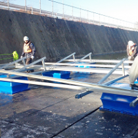 フロート式太陽光発電設備の架台組み立て