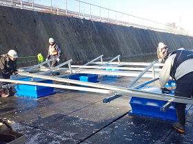 フロート式太陽光発電設備の架台組み立て