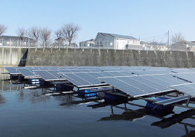 水上からみたフロート式太陽光発電設備