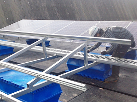 フロート式太陽光発電設備の架台組み立てが終了