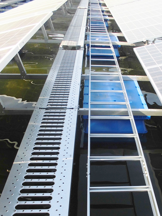 フロート式太陽光発電設備の水上にあるラック