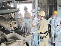 生コンクリート工場見学会で機械の説明を受ける参加者様