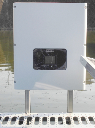 フロート式太陽光発電設備の水上にあるPCS（パワーコンディショナー）