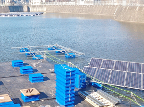 フロート式太陽光発電設備の水上作業台