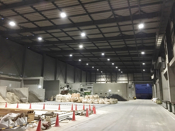 高天井LEDを導入した杯材木の廃棄処理工場