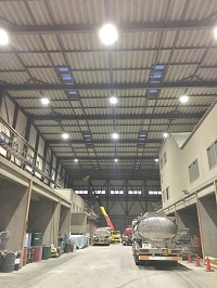 高天井LEDを導入した杯材木の廃棄処理工場