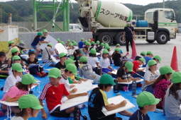 東松山工場で写生会をする児童たち