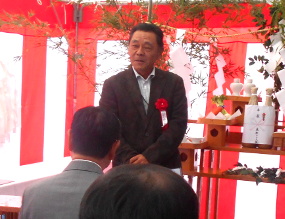 挨拶をする中村理事長