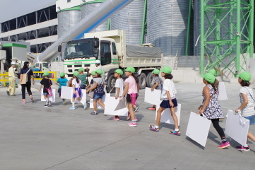 児童を誘導する橋詰工場長